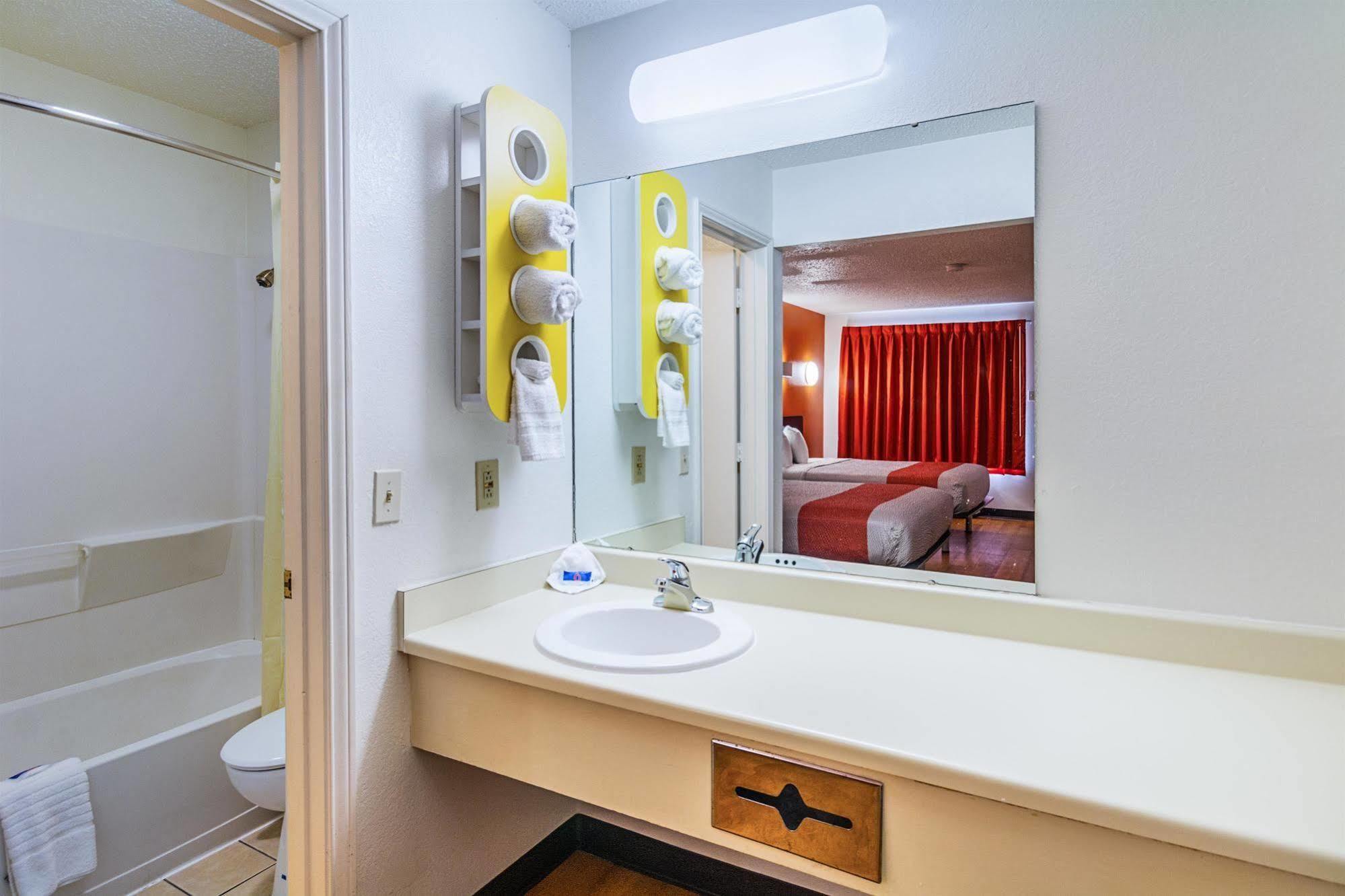 Hotel 6-waxahachie, Tx 2*