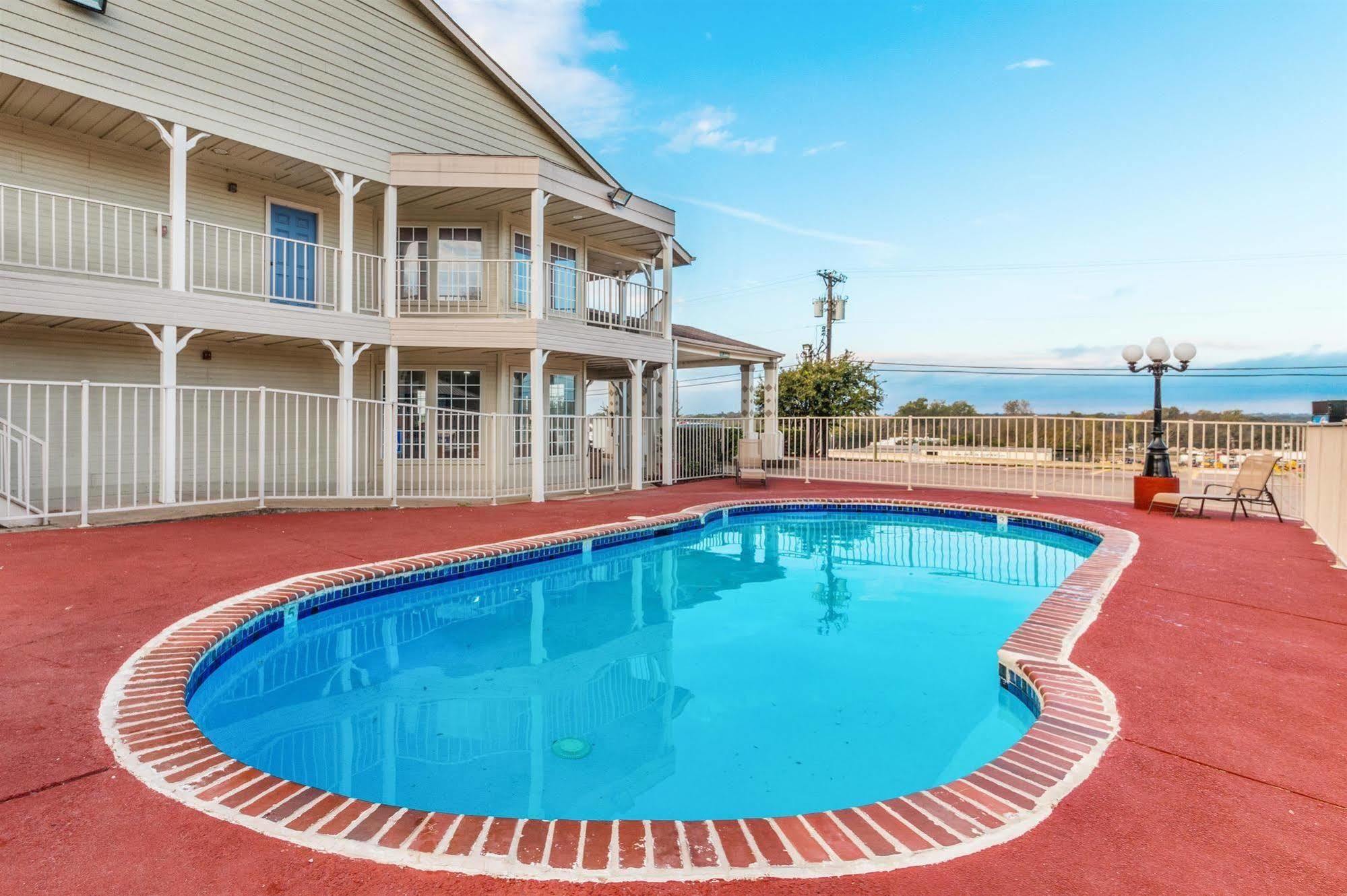Hotel 6-waxahachie, Tx 2*